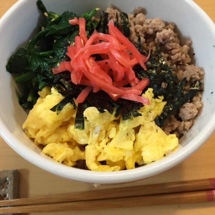 色鮮やか、食欲そそる三色丼♪